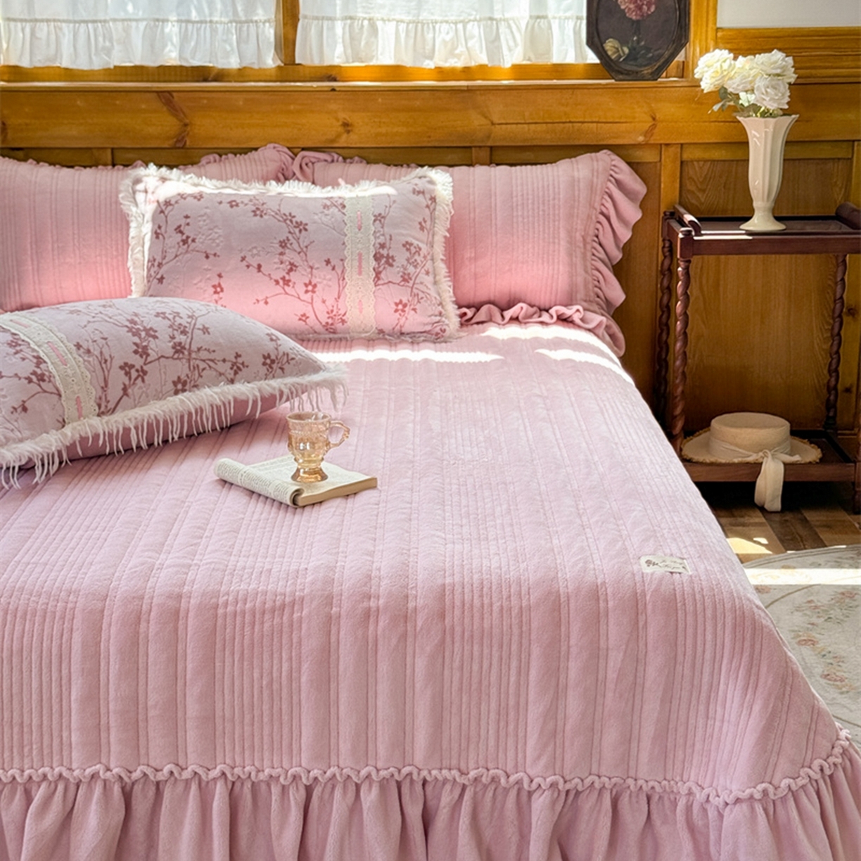 91家纺网 家纺一手货源 找家纺 菊上家纺 2025新款高克重5D雕花牛奶绒时尚仿皮草国潮风床盖四件套-羽妃系列 羽妃-玫粉