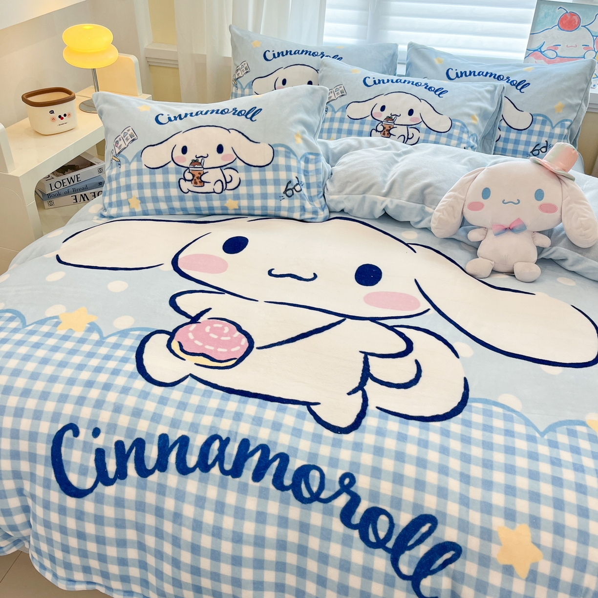 91家纺网 家纺一手货源 找家纺 金爱家 2025新品大版卡通平网数码印花加厚高克重牛奶绒皮卡丘系列四件套 绒大版-奶芙玉桂狗