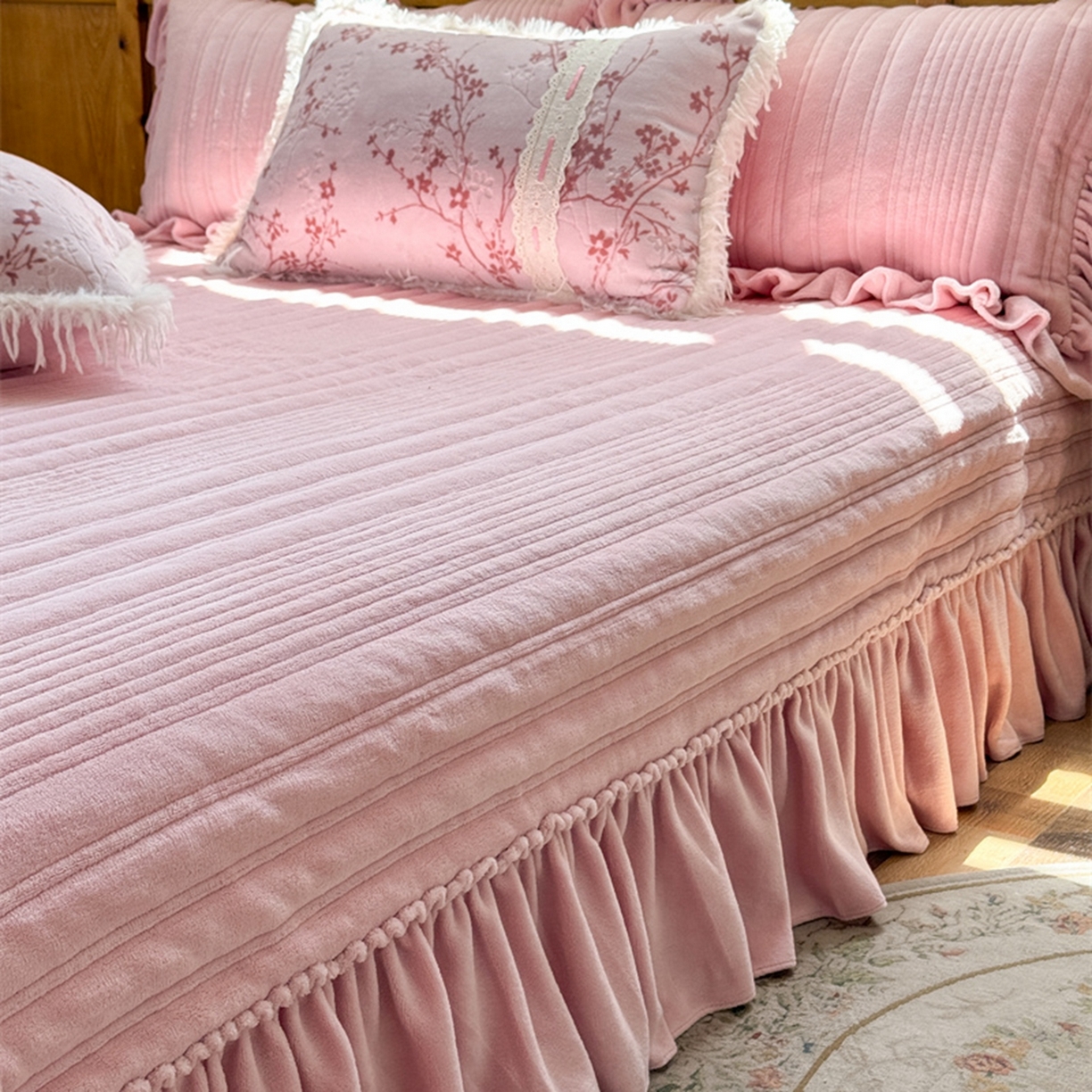 91家纺网 家纺一手货源 找家纺 菊上家纺 2025新款高克重5D雕花牛奶绒时尚仿皮草国潮风床盖四件套-羽妃系列 羽妃-玫粉