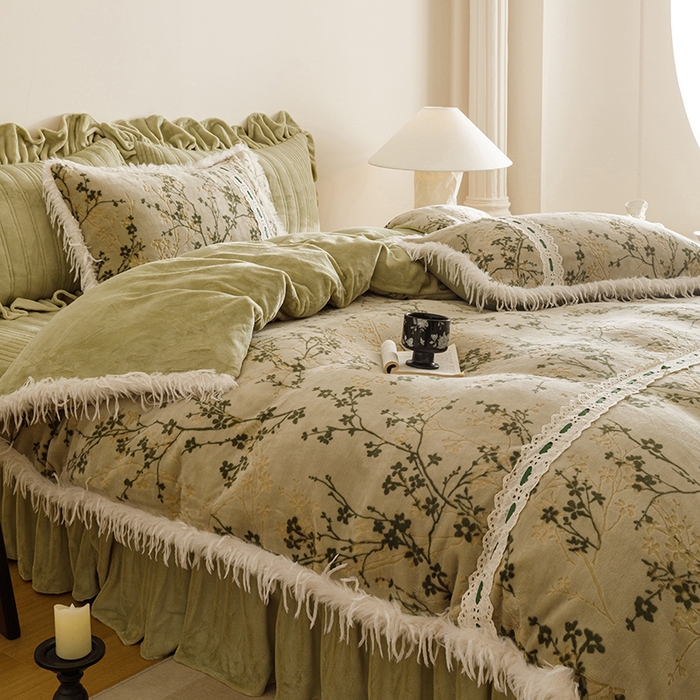 91家纺网 家纺一手货源 找家纺 菊上家纺 2025新款高克重5D雕花牛奶绒时尚仿皮草国潮风床盖四件套-羽妃系列 羽妃-豆绿