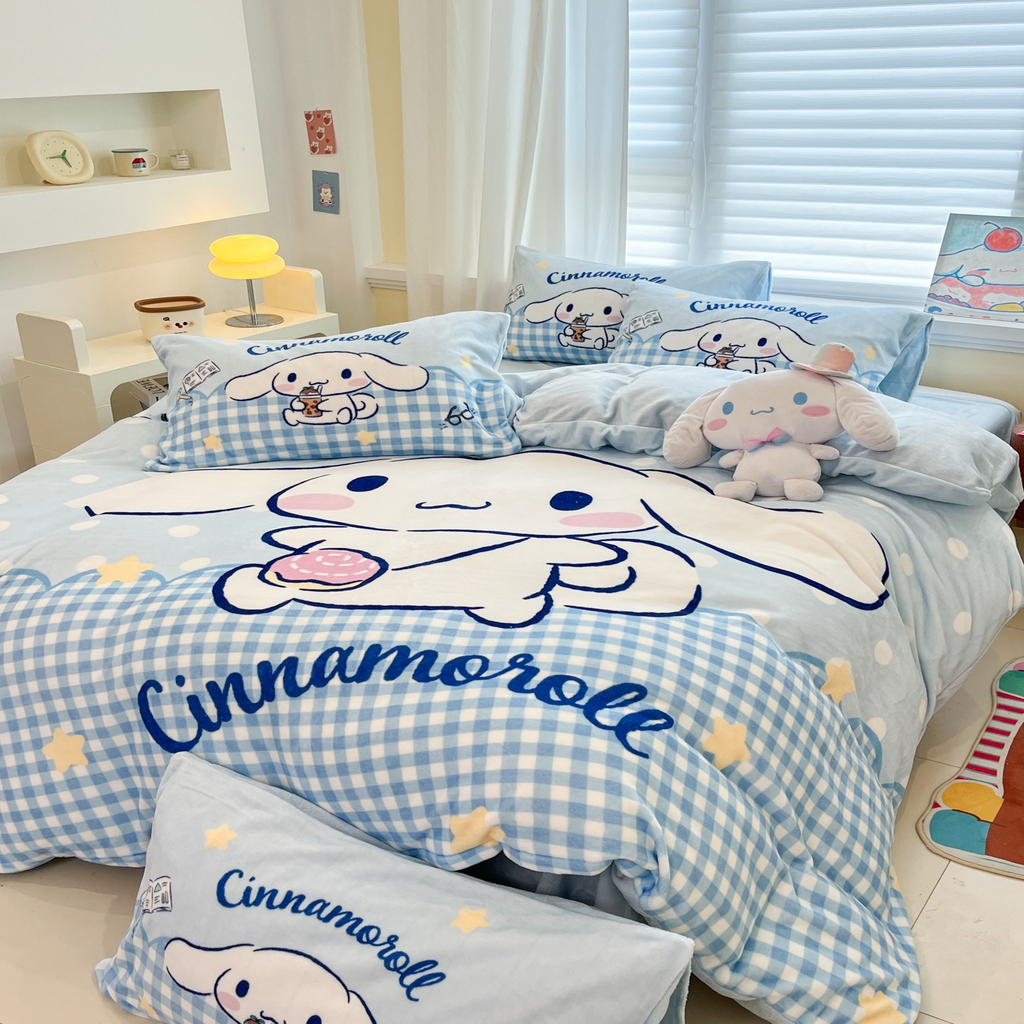 91家纺网 家纺一手货源 找家纺 金爱家 2025新品大版卡通平网数码印花加厚高克重牛奶绒皮卡丘系列四件套 绒大版-奶芙玉桂狗