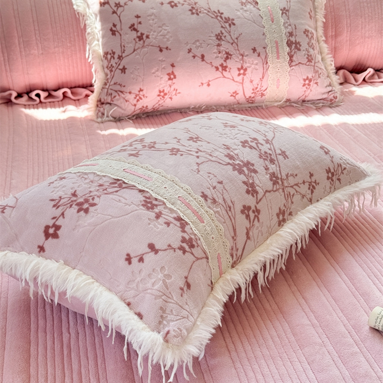91家纺网 家纺一手货源 找家纺 菊上家纺 2025新款高克重5D雕花牛奶绒时尚仿皮草国潮风床盖四件套-羽妃系列 羽妃-玫粉