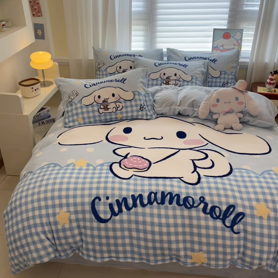 91家纺网 家纺一手货源 找家纺 金爱家 2025新品大版卡通平网数码印花加厚高克重牛奶绒皮卡丘系列四件套 绒大版-奶芙玉桂狗