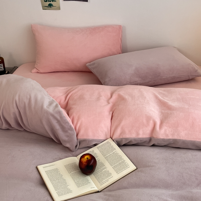 91家纺网 家纺一手货源 找家纺 三朵家纺 2025新款法莱绒混搭四件套 淡紫+粉玉