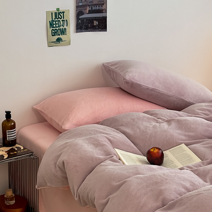 91家纺网 家纺一手货源 找家纺 三朵家纺 2025新款法莱绒混搭四件套 淡紫+粉玉