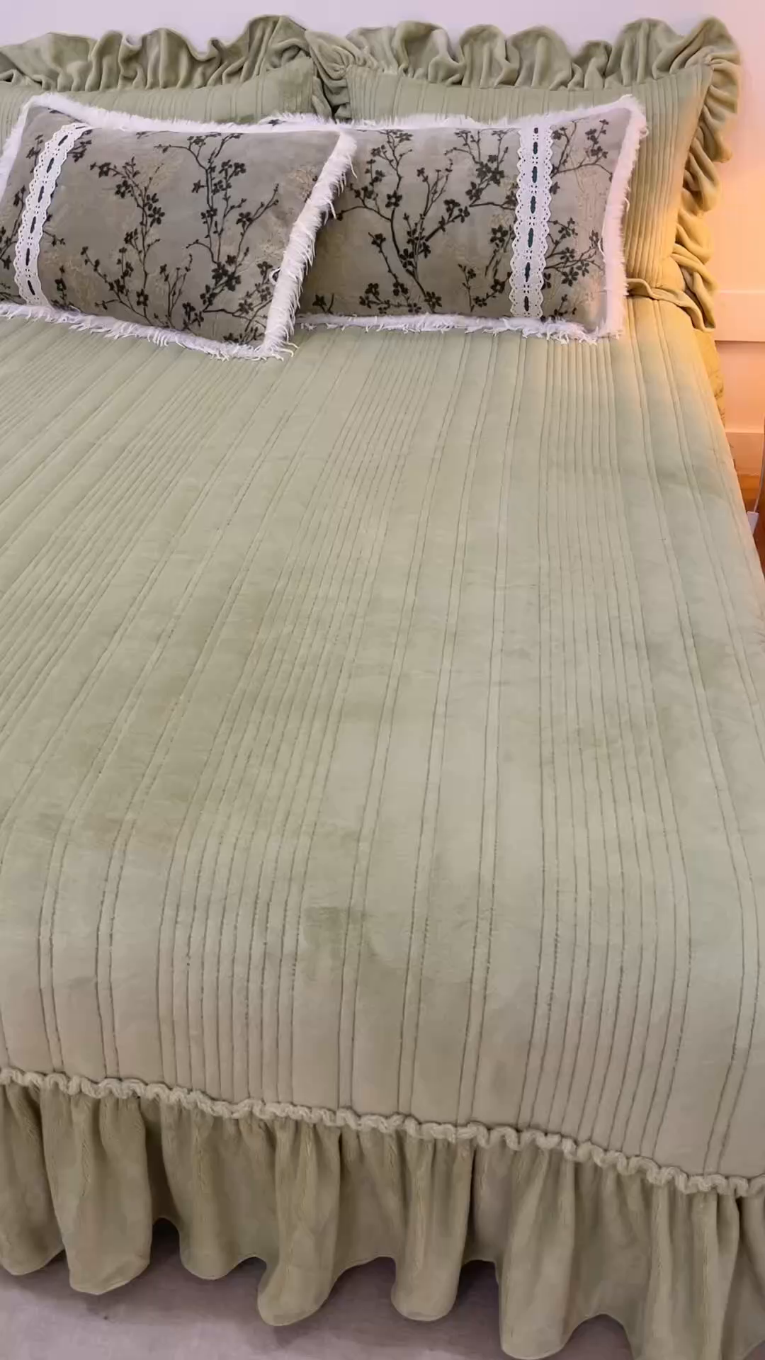 91家纺网 家纺一手货源 找家纺 菊上家纺 2025新款高克重5D雕花牛奶绒时尚仿皮草国潮风床盖四件套-羽妃系列 羽妃-豆绿