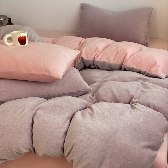 91家纺网 家纺一手货源 找家纺 三朵家纺 2025新款法莱绒混搭四件套 淡紫+粉玉