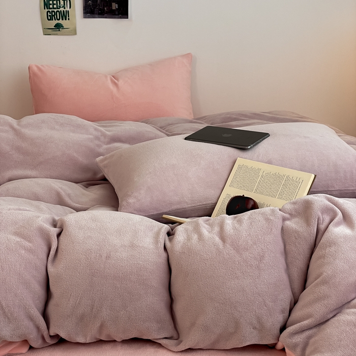 91家纺网 家纺一手货源 找家纺 三朵家纺 2025新款法莱绒混搭四件套 淡紫+粉玉