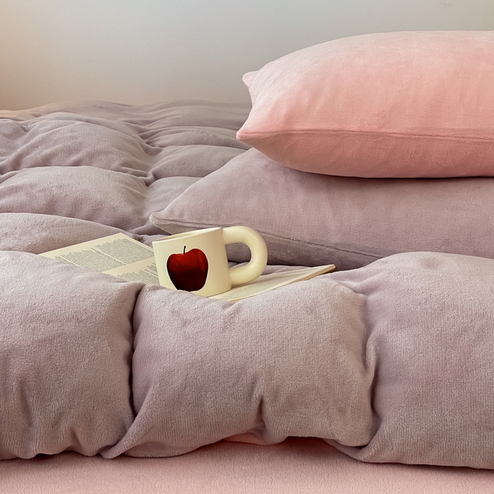 91家纺网 家纺一手货源 找家纺 三朵家纺 2025新款法莱绒混搭四件套 淡紫+粉玉