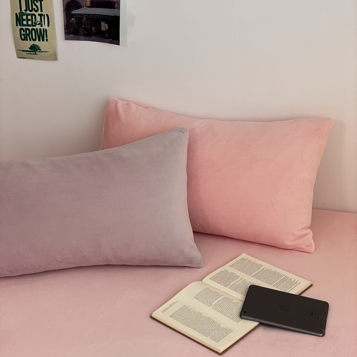 91家纺网 家纺一手货源 找家纺 三朵家纺 2025新款法莱绒混搭四件套 淡紫+粉玉