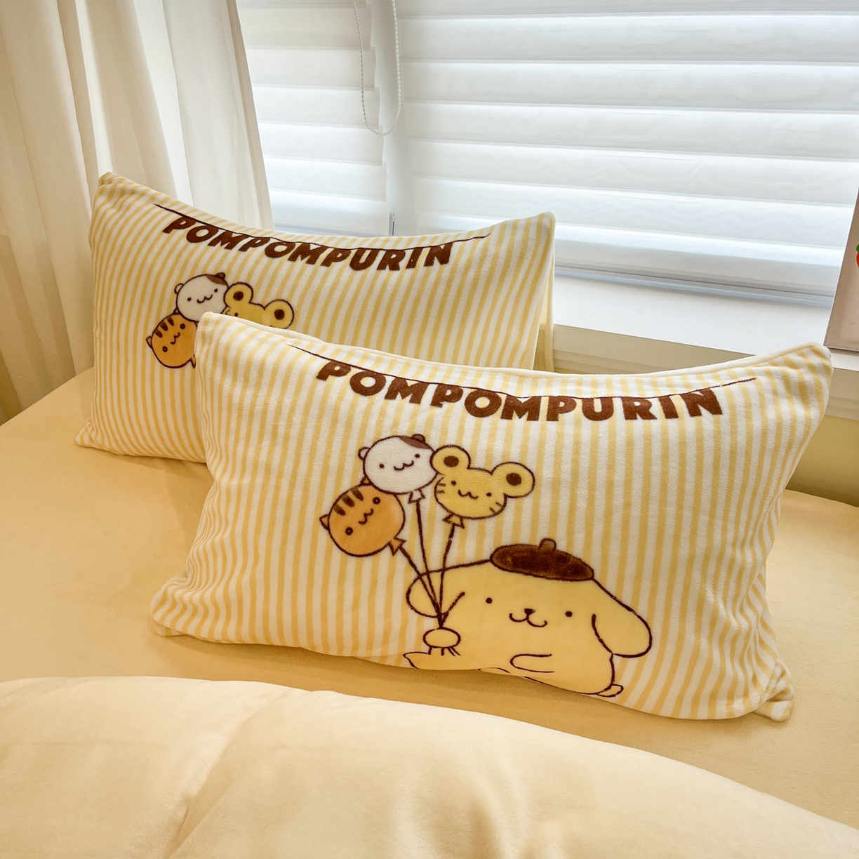 91家纺网 家纺一手货源 找家纺 金爱家 2025新品大版卡通平网数码印花加厚高克重牛奶绒皮卡丘系列四件套 绒大版-奶黄布丁狗