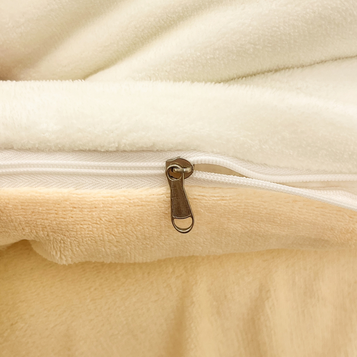 91家纺网 家纺一手货源 找家纺 金爱家 2025新品大版卡通平网数码印花加厚高克重牛奶绒皮卡丘系列四件套 绒大版-奶黄布丁狗