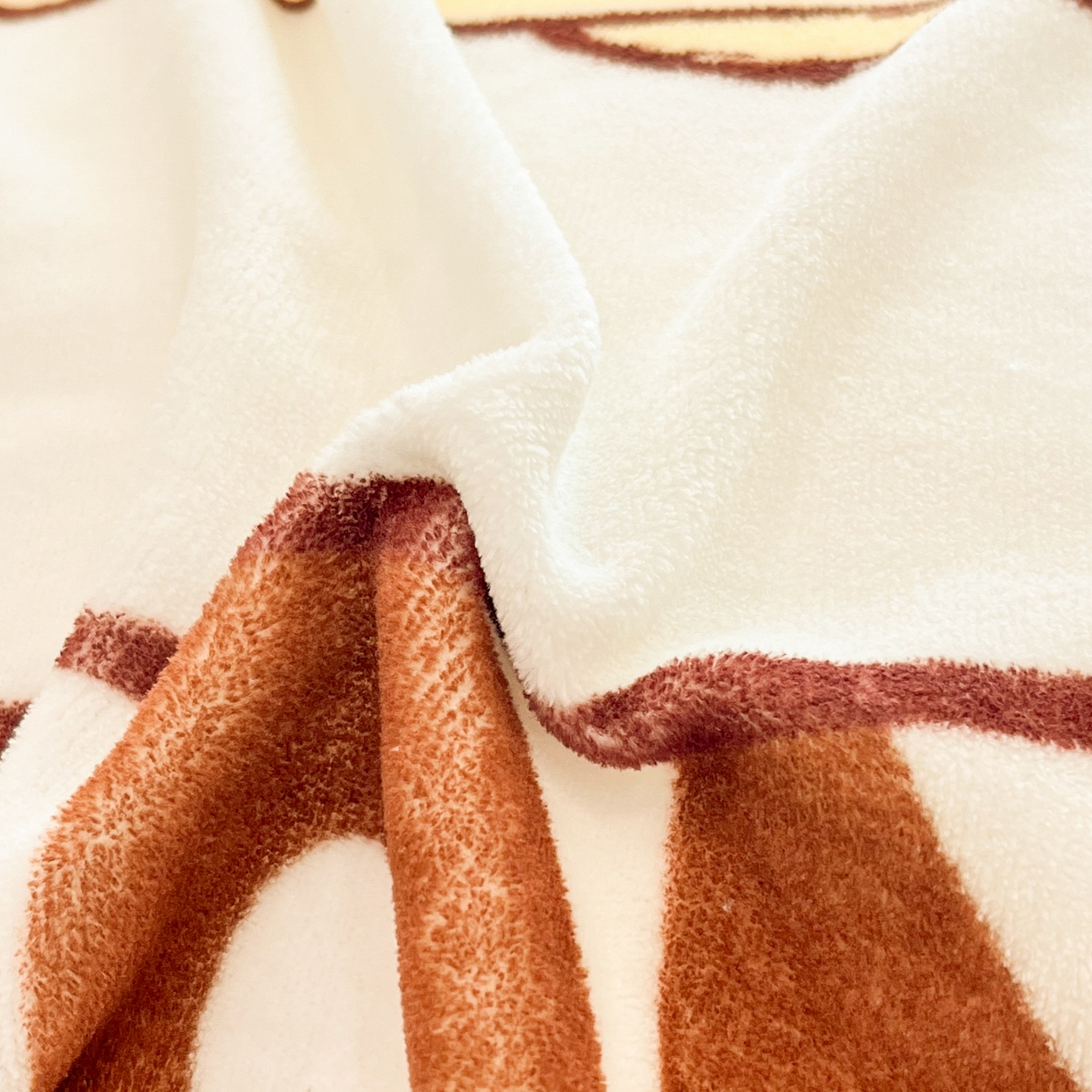 91家纺网 家纺一手货源 找家纺 金爱家 2025新品大版卡通平网数码印花加厚高克重牛奶绒皮卡丘系列四件套 绒大版-奶黄布丁狗