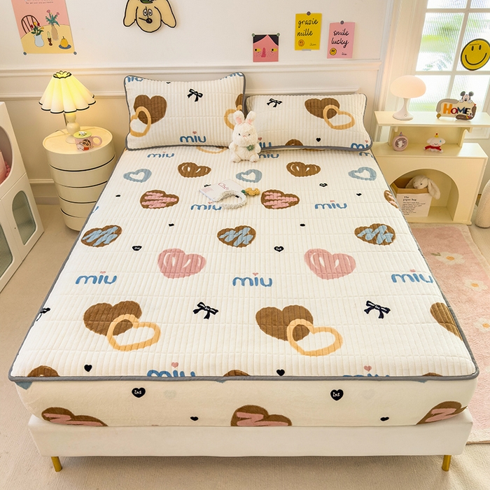 91家纺网 家纺一手货源 找家纺 摩妮卡 2025新款小清新系列印花牛奶绒夹棉床笠三件套 心元素