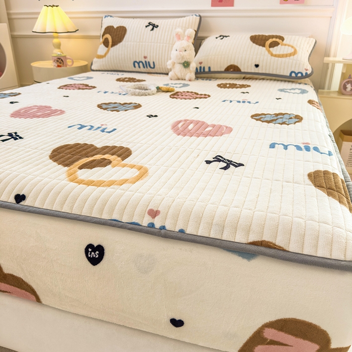 91家纺网 家纺一手货源 找家纺 摩妮卡 2025新款小清新系列印花牛奶绒夹棉床笠三件套 心元素