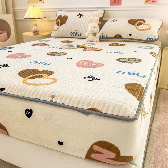 91家纺网 家纺一手货源 找家纺 摩妮卡 2025新款小清新系列印花牛奶绒夹棉床笠三件套 心元素