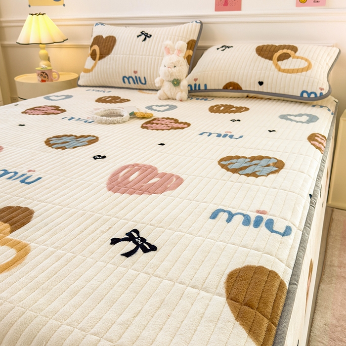 91家纺网 家纺一手货源 找家纺 摩妮卡 2025新款小清新系列印花牛奶绒夹棉床笠三件套 心元素