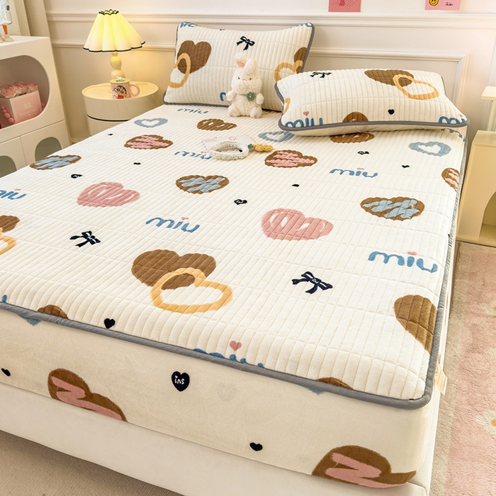 91家纺网 家纺一手货源 找家纺 摩妮卡 2025新款小清新系列印花牛奶绒夹棉床笠三件套 心元素