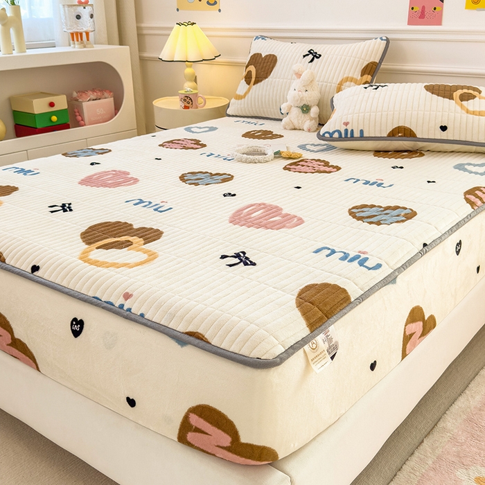 91家纺网 家纺一手货源 找家纺 摩妮卡 2025新款小清新系列印花牛奶绒夹棉床笠三件套 心元素