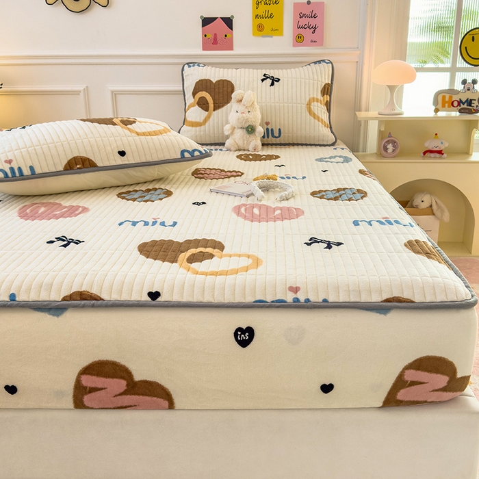 91家纺网 家纺一手货源 找家纺 摩妮卡 2025新款小清新系列印花牛奶绒夹棉床笠三件套 心元素