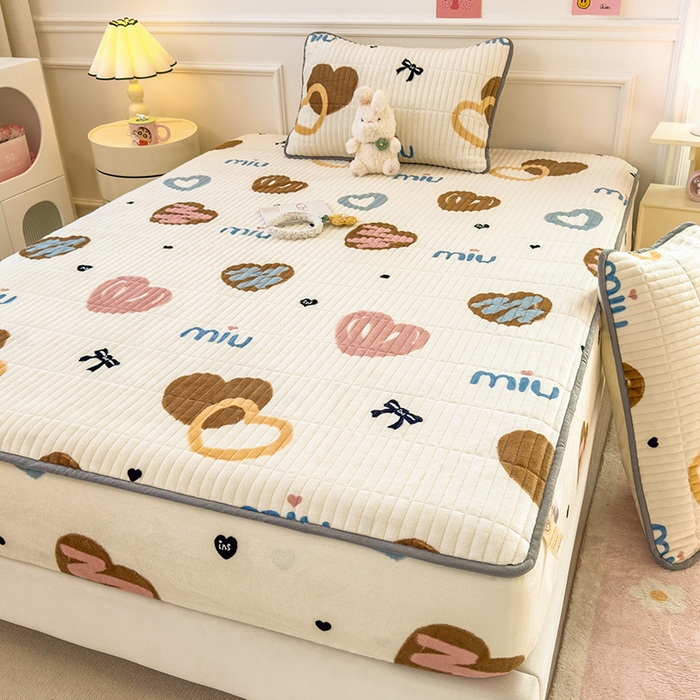 91家纺网 家纺一手货源 找家纺 摩妮卡 2025新款小清新系列印花牛奶绒夹棉床笠三件套 心元素