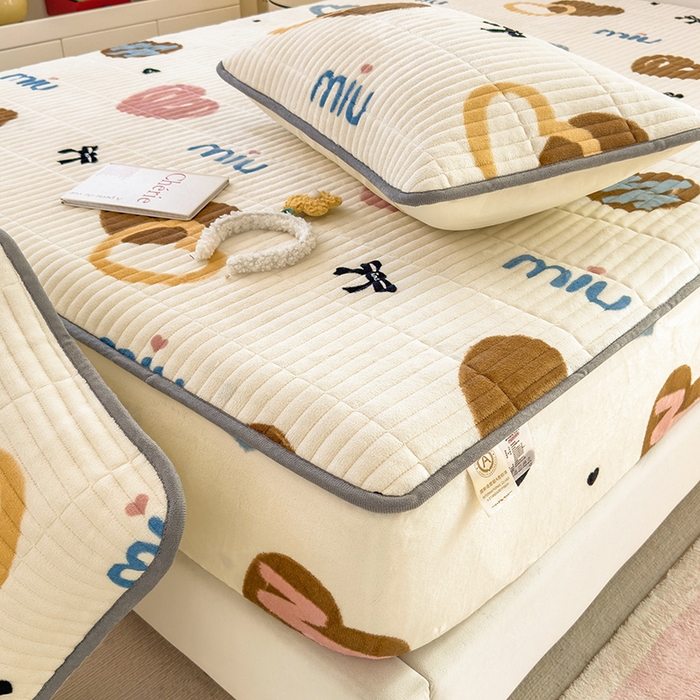 91家纺网 家纺一手货源 找家纺 摩妮卡 2025新款小清新系列印花牛奶绒夹棉床笠三件套 心元素