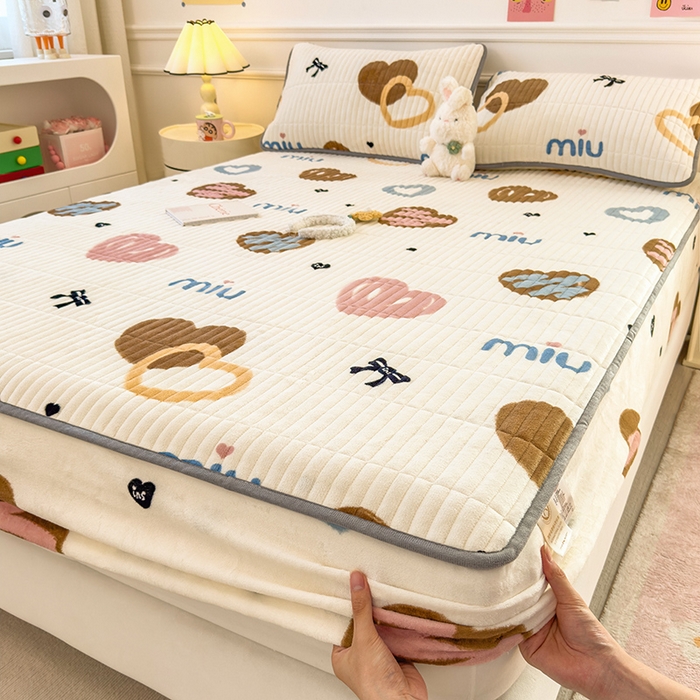 91家纺网 家纺一手货源 找家纺 摩妮卡 2025新款小清新系列印花牛奶绒夹棉床笠三件套 心元素