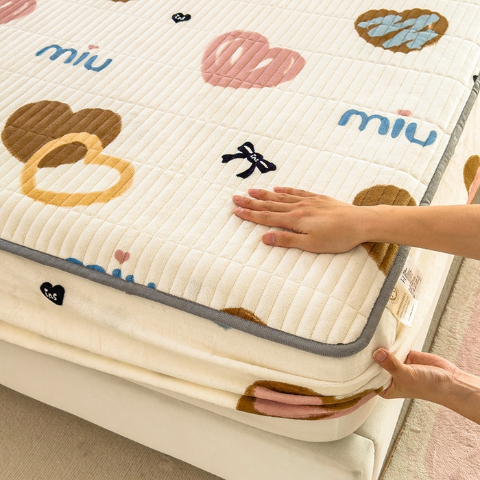 91家纺网 家纺一手货源 找家纺 摩妮卡 2025新款小清新系列印花牛奶绒夹棉床笠三件套 心元素