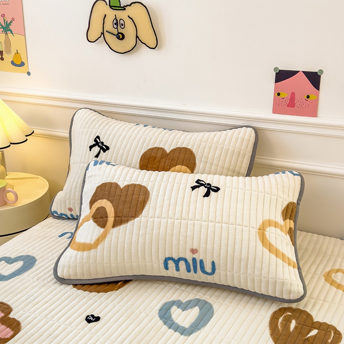 91家纺网 家纺一手货源 找家纺 摩妮卡 2025新款小清新系列印花牛奶绒夹棉床笠三件套 心元素