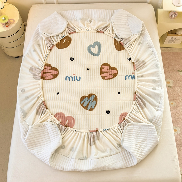 91家纺网 家纺一手货源 找家纺 摩妮卡 2025新款小清新系列印花牛奶绒夹棉床笠三件套 心元素