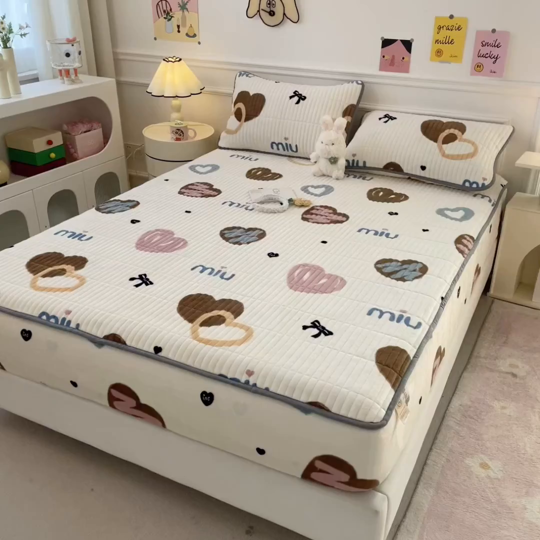 91家纺网 家纺一手货源 找家纺 摩妮卡 2025新款小清新系列印花牛奶绒夹棉床笠三件套 心元素