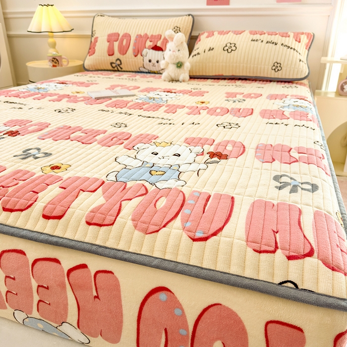 91家纺网 家纺一手货源 找家纺 摩妮卡 2025新款小清新系列印花牛奶绒夹棉床笠三件套 修狗