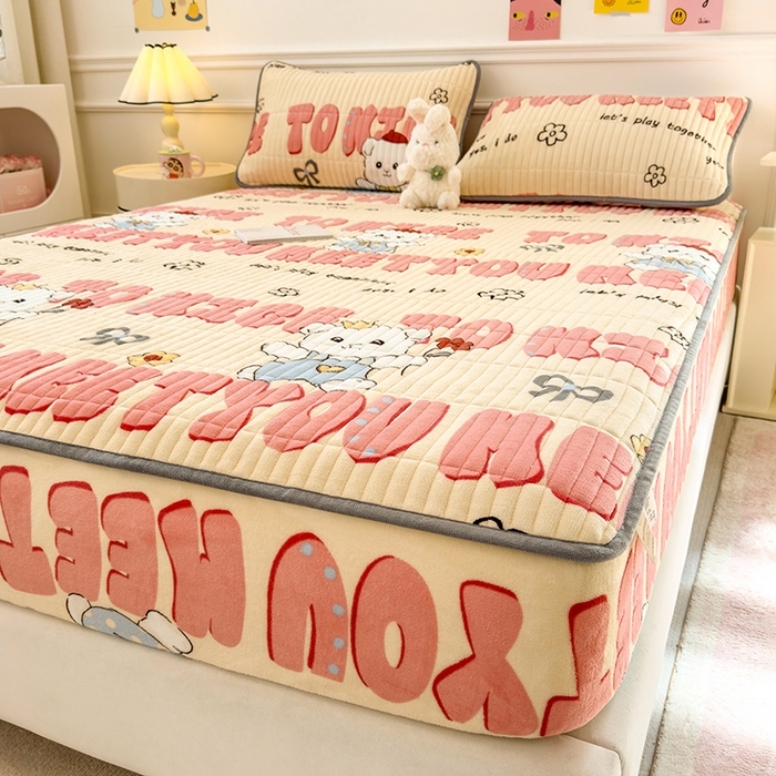 91家纺网 家纺一手货源 找家纺 摩妮卡 2025新款小清新系列印花牛奶绒夹棉床笠三件套 修狗