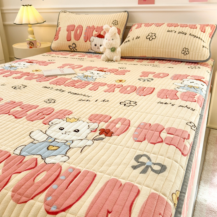 91家纺网 家纺一手货源 找家纺 摩妮卡 2025新款小清新系列印花牛奶绒夹棉床笠三件套 修狗