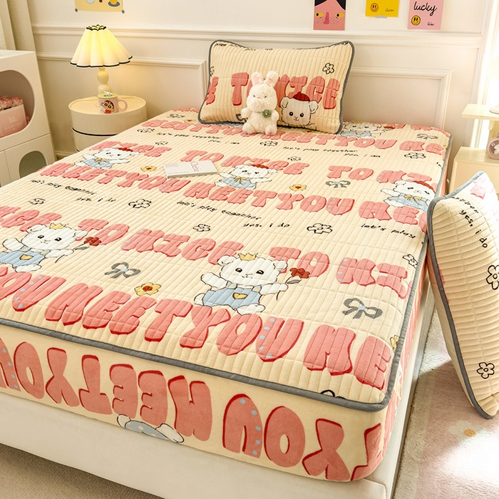 91家纺网 家纺一手货源 找家纺 摩妮卡 2025新款小清新系列印花牛奶绒夹棉床笠三件套 修狗