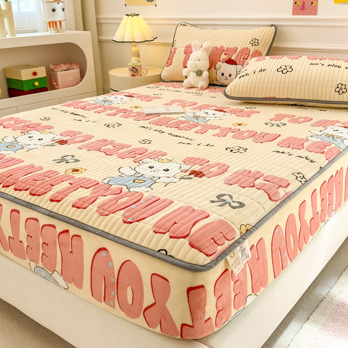 91家纺网 家纺一手货源 找家纺 摩妮卡 2025新款小清新系列印花牛奶绒夹棉床笠三件套 修狗