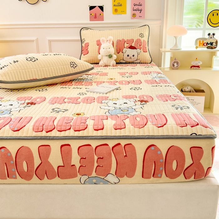 91家纺网 家纺一手货源 找家纺 摩妮卡 2025新款小清新系列印花牛奶绒夹棉床笠三件套 修狗