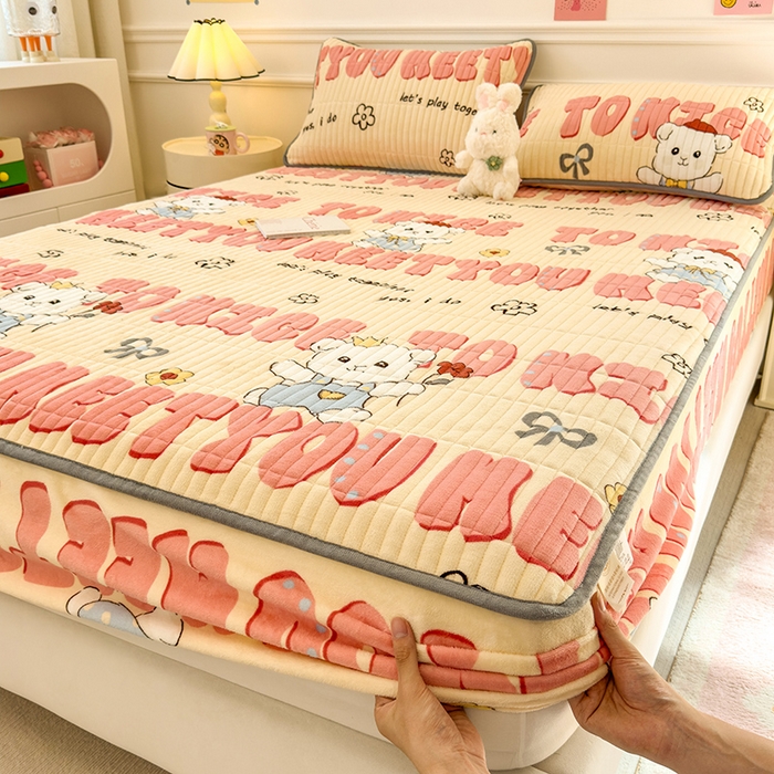 91家纺网 家纺一手货源 找家纺 摩妮卡 2025新款小清新系列印花牛奶绒夹棉床笠三件套 修狗