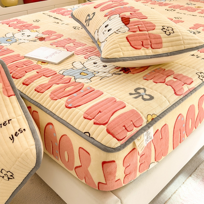 91家纺网 家纺一手货源 找家纺 摩妮卡 2025新款小清新系列印花牛奶绒夹棉床笠三件套 修狗