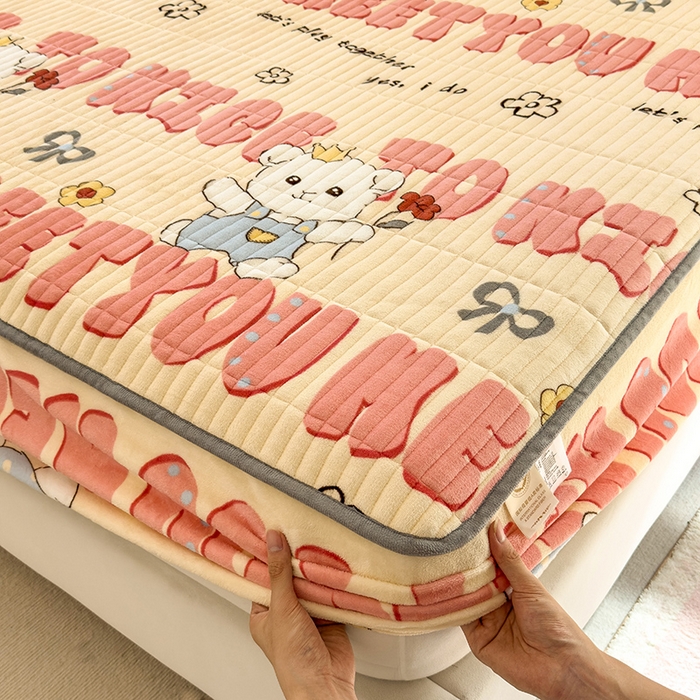 91家纺网 家纺一手货源 找家纺 摩妮卡 2025新款小清新系列印花牛奶绒夹棉床笠三件套 修狗