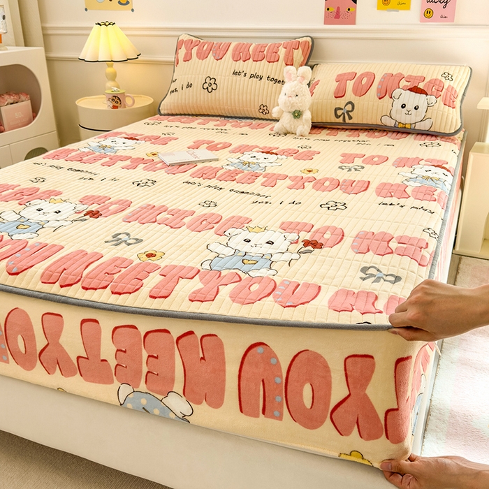 91家纺网 家纺一手货源 找家纺 摩妮卡 2025新款小清新系列印花牛奶绒夹棉床笠三件套 修狗