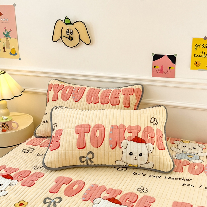 91家纺网 家纺一手货源 找家纺 摩妮卡 2025新款小清新系列印花牛奶绒夹棉床笠三件套 修狗