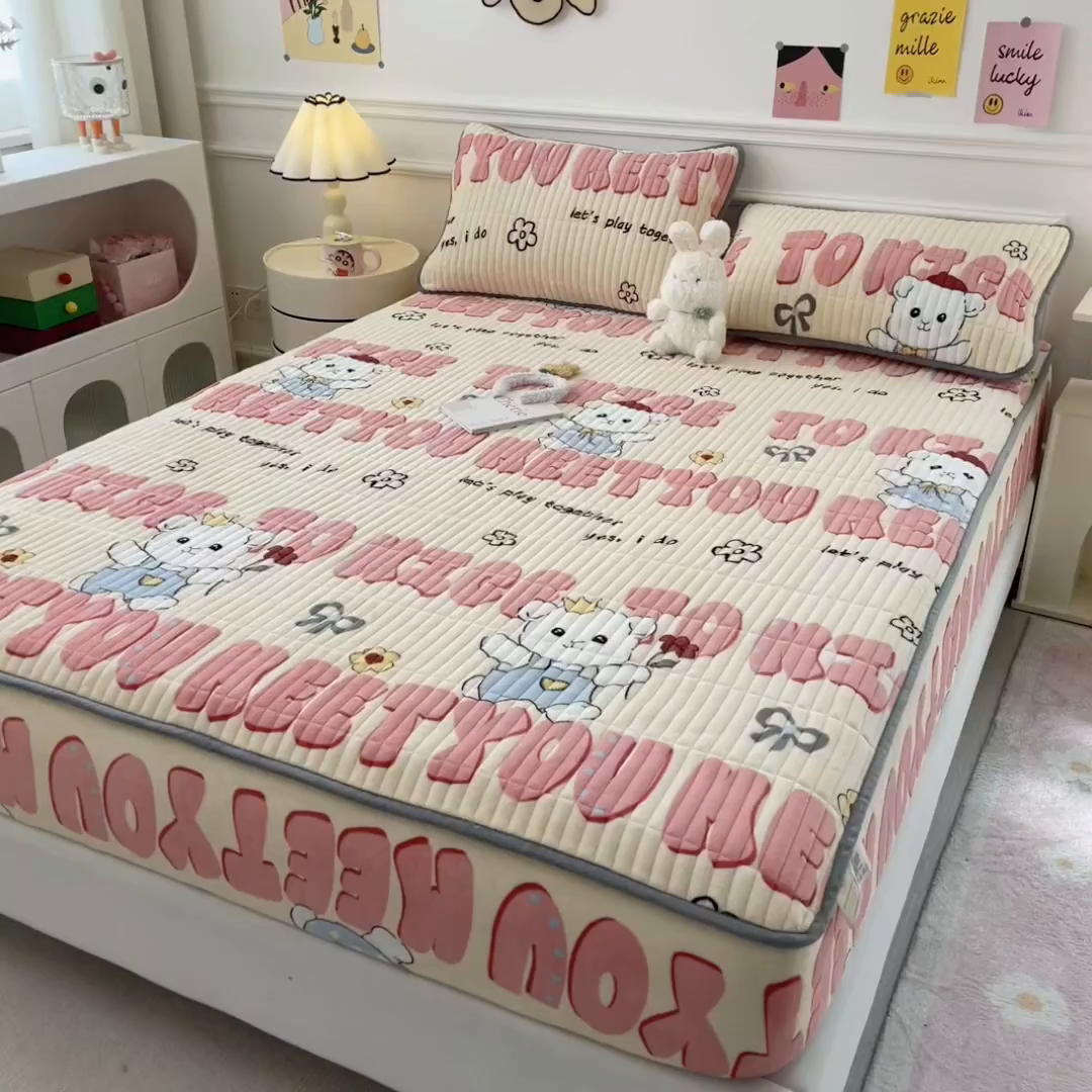 91家纺网 家纺一手货源 找家纺 摩妮卡 2025新款小清新系列印花牛奶绒夹棉床笠三件套 修狗