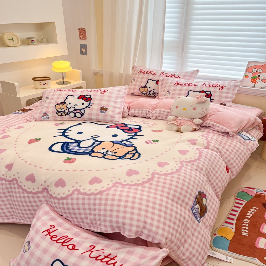 91家纺网 家纺一手货源 找家纺 金爱家 2025新品大版卡通平网数码印花加厚高克重牛奶绒皮卡丘系列四件套 绒大版-奶油kt