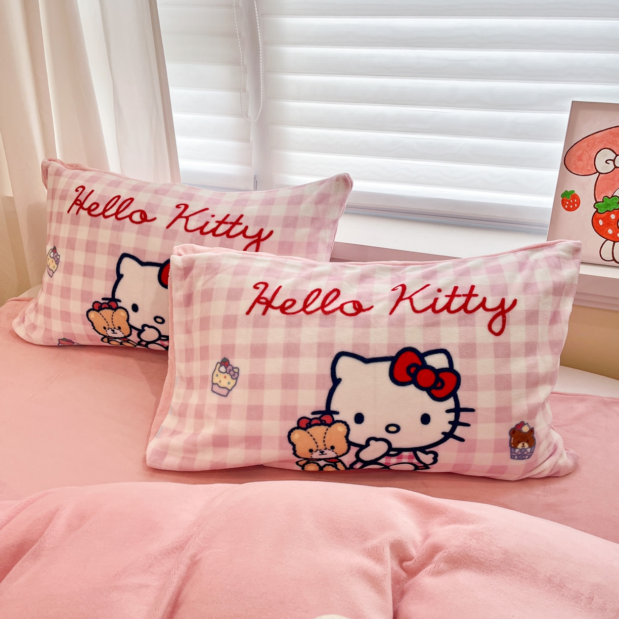 91家纺网 家纺一手货源 找家纺 金爱家 2025新品大版卡通平网数码印花加厚高克重牛奶绒皮卡丘系列四件套 绒大版-奶油kt