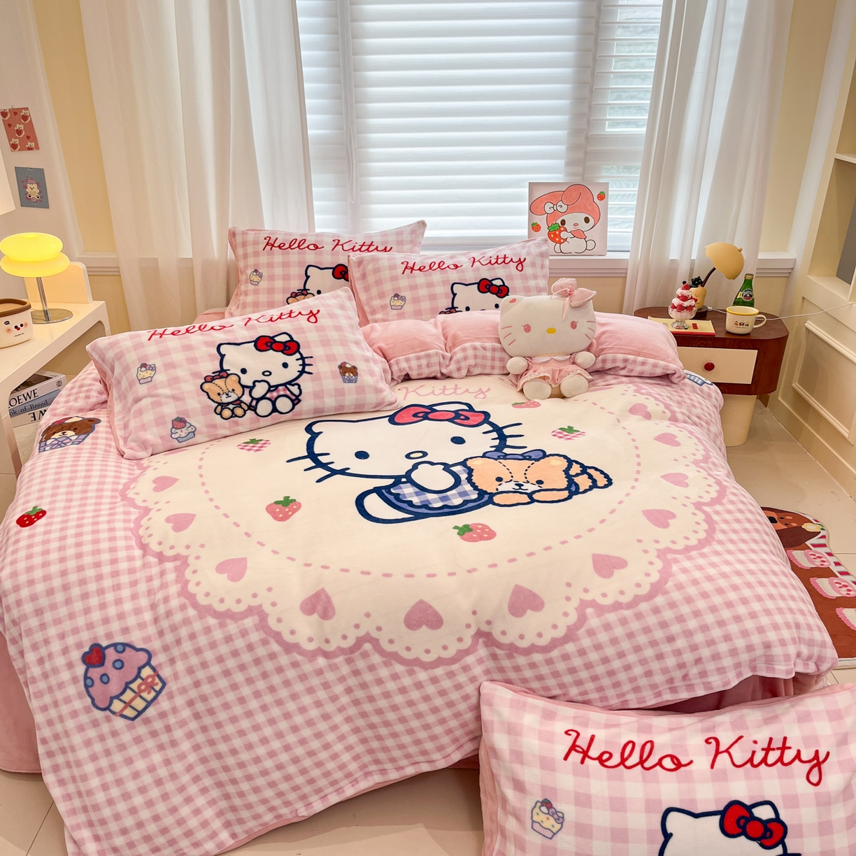 91家纺网 家纺一手货源 找家纺 金爱家 2025新品大版卡通平网数码印花加厚高克重牛奶绒皮卡丘系列四件套 绒大版-奶油kt