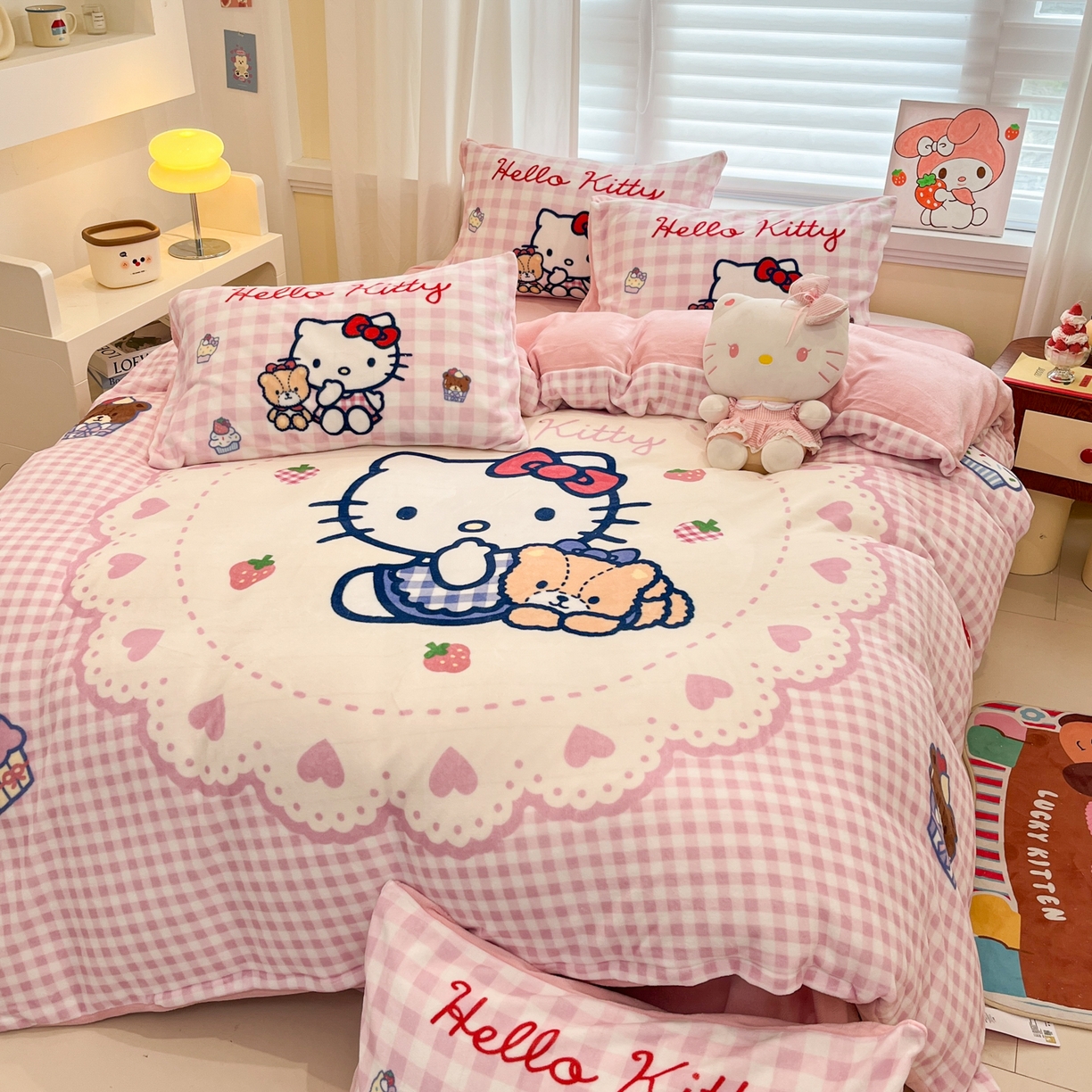 91家纺网 家纺一手货源 找家纺 金爱家 2025新品大版卡通平网数码印花加厚高克重牛奶绒皮卡丘系列四件套 绒大版-奶油kt