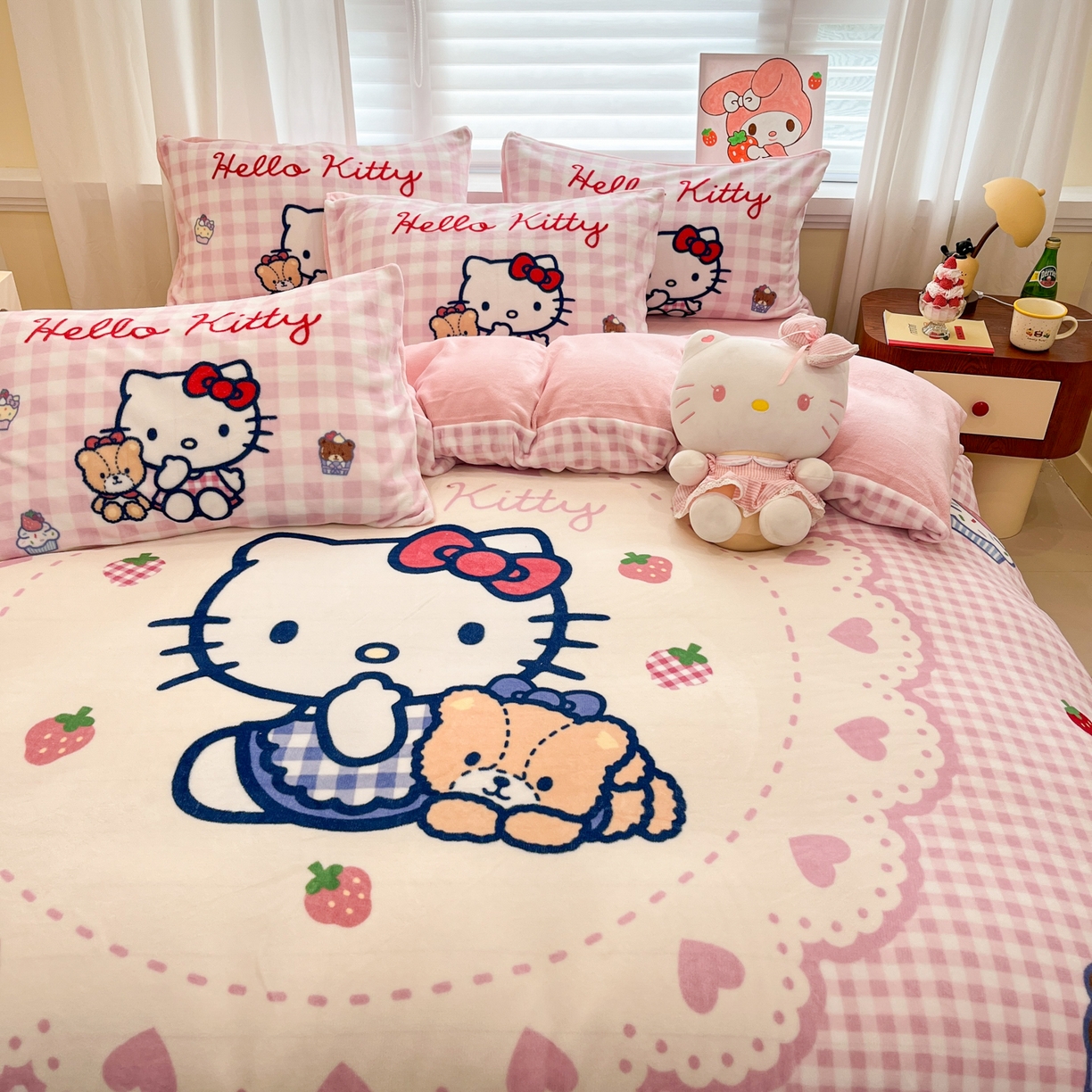 91家纺网 家纺一手货源 找家纺 金爱家 2025新品大版卡通平网数码印花加厚高克重牛奶绒皮卡丘系列四件套 绒大版-奶油kt