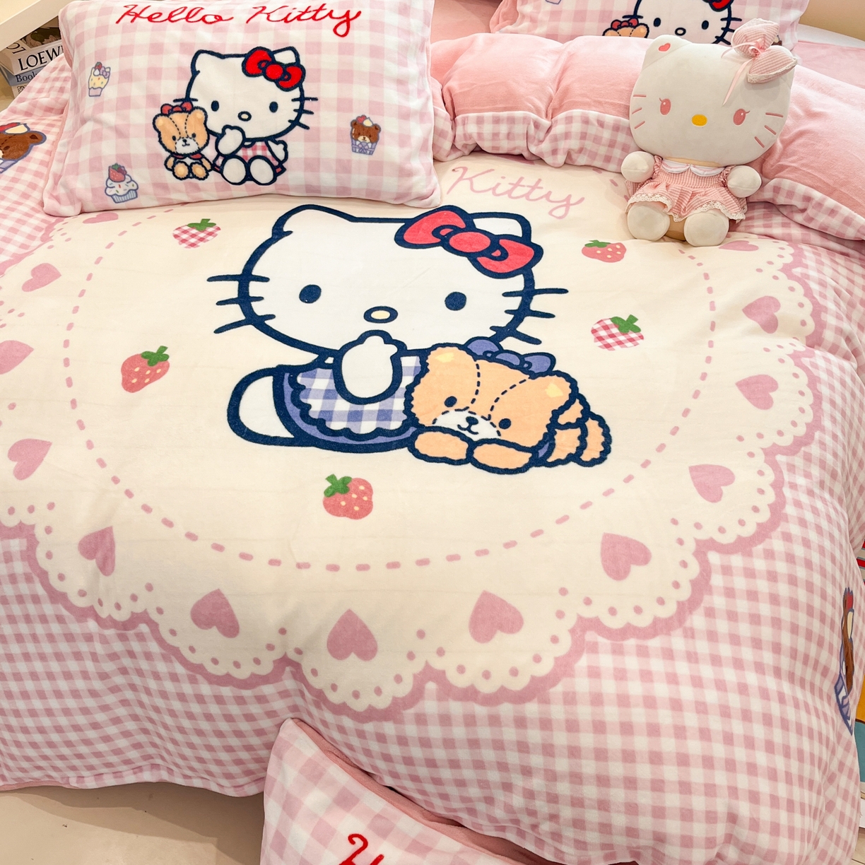 91家纺网 家纺一手货源 找家纺 金爱家 2025新品大版卡通平网数码印花加厚高克重牛奶绒皮卡丘系列四件套 绒大版-奶油kt