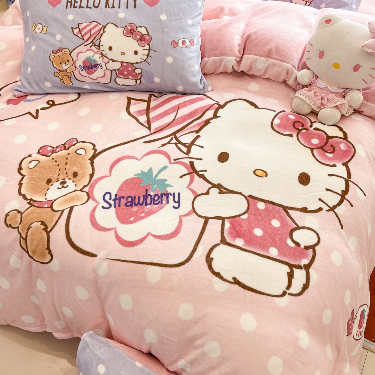 91家纺网 家纺一手货源 找家纺 金爱家 2025新品大版卡通平网数码印花加厚高克重牛奶绒皮卡丘系列四件套 绒大版-糖果kt